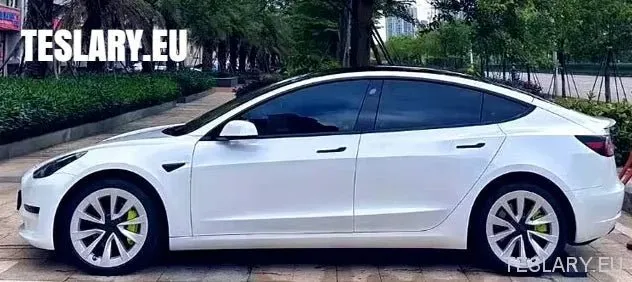 Model Tesli 3 18" Pełne felgi, srebrne i czarne, sportowe osłony kół