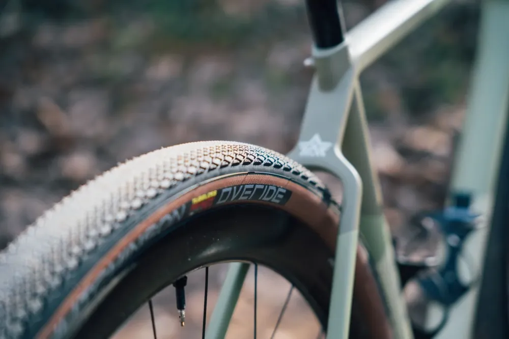Opona HUTCHINSON OVERIDE 700x40c Hardskin Tubeless Ready Beige