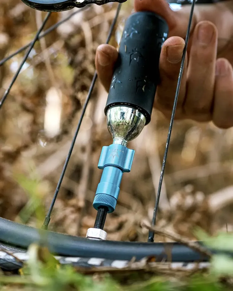 PEATY'S HOLESHOT ROAD/GRAVEL CO2 Percutor + 2 x 16g gwintowane naboje CO2 czarne