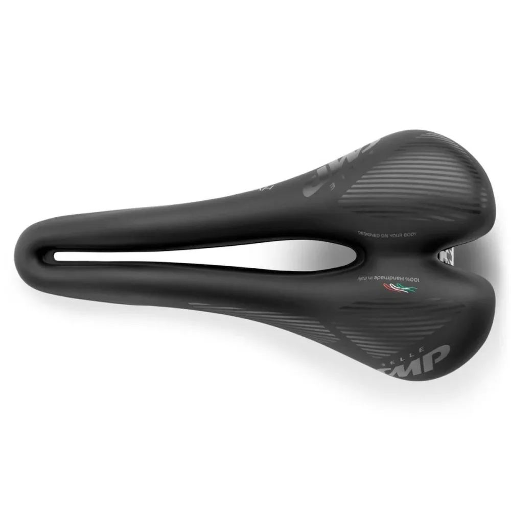 Siodełko SMP HYBRIDE o szerokości 140 mm ze stalowymi szynami, czarne