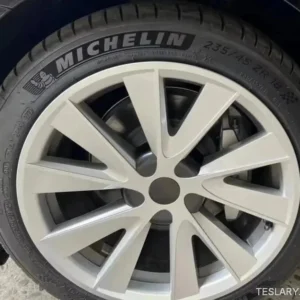 Tesla 3 18" Pełne felgi, srebrne i czarne, sportowe osłony kół