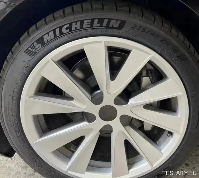 Tesla 3 18" Pełne felgi, srebrne i czarne, sportowe osłony kół