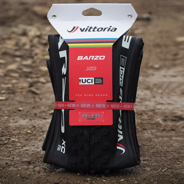 VITTORIA BARZO XC 29x2.35 "UCI Rainbow Edition" Miękka opona przystosowana do jazdy bezdętkowej