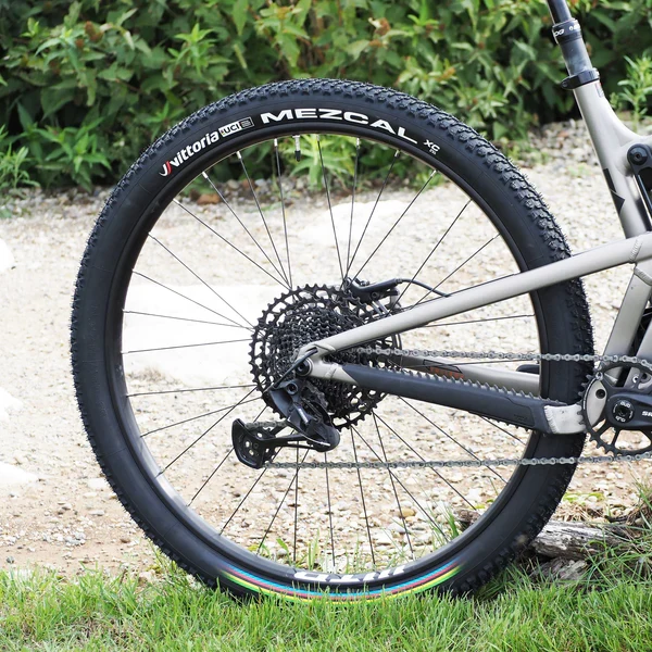 VITTORIA MEZCAL XC 29X2.10 "UCI Rainbow Edition" Opona bezdętkowa, miękka, czarna