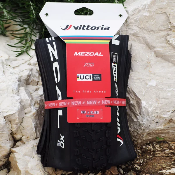 VITTORIA MEZCAL XC 29X2.25 "UCI Rainbow Edition" Opona bezdętkowa, miękka, czarna