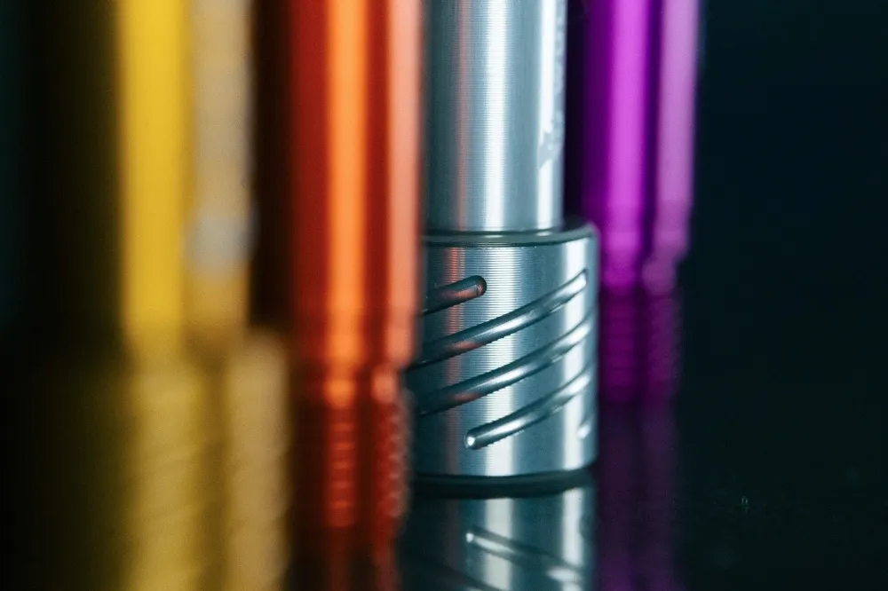 Oś przedniego koł WOLF TOOTH do widelca FOX 36/38 15x110 mm Boost Violet