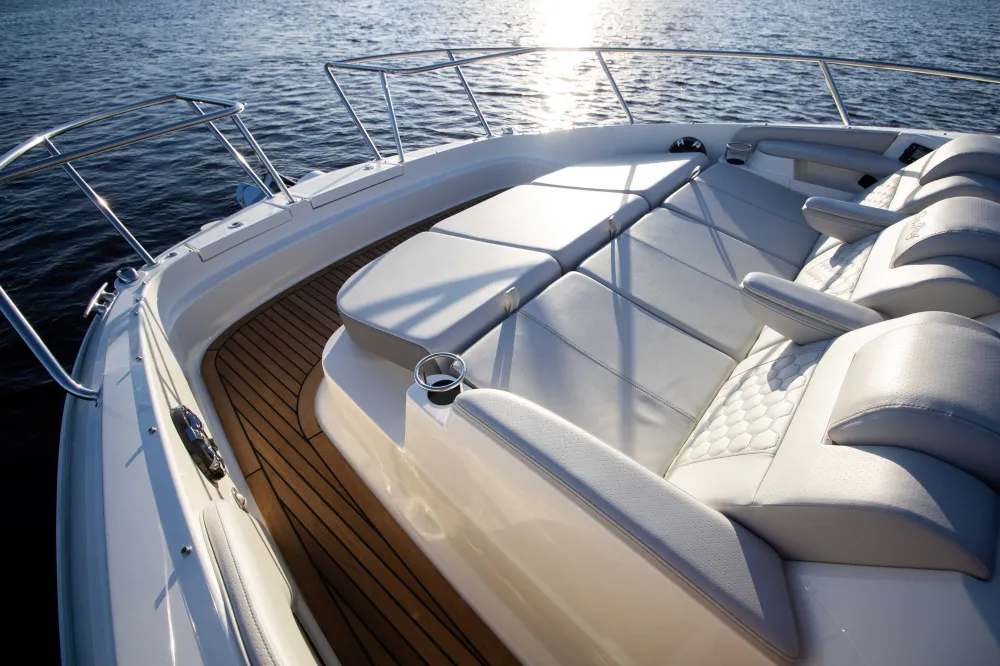 SEA RAY 320 Clubbing Destination