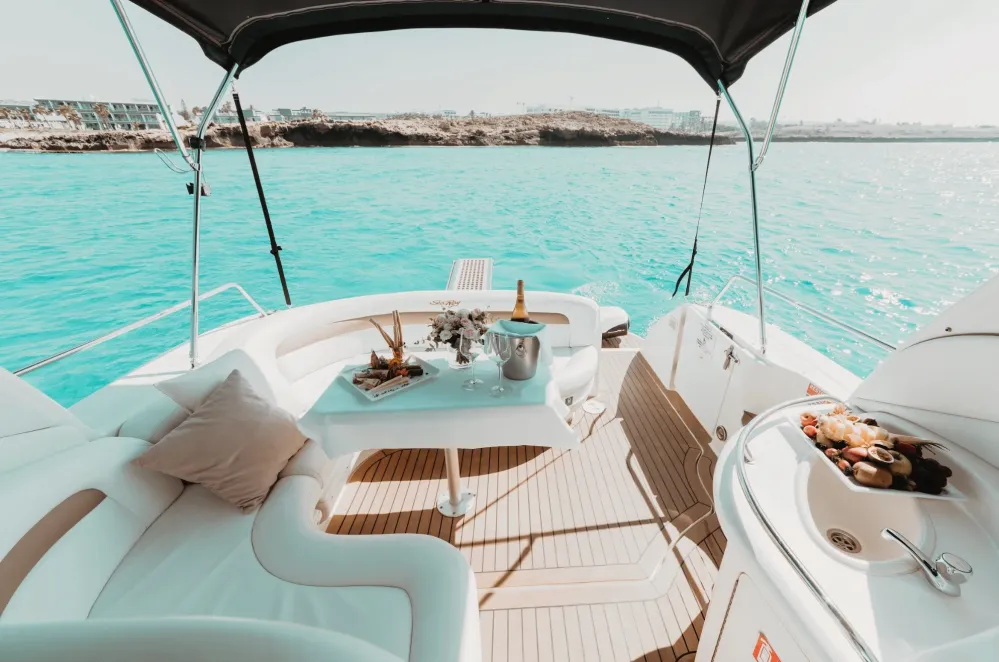 SEA RAY 375 Clubbing Destination