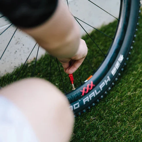 Strzykawka do płynu prewencyjnego KOM CYCLING Alu Valve Remover
