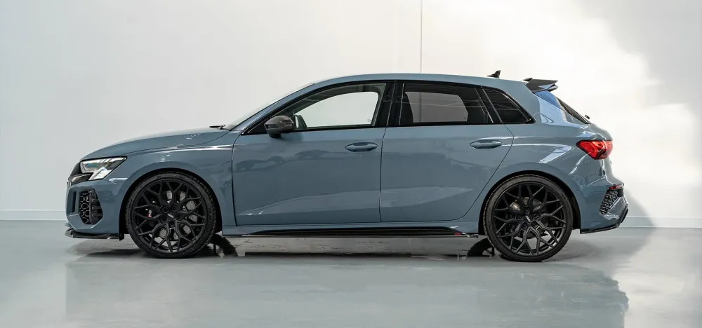 Urban Automotive karbonowe przedłużenia progów bocznych Audi RS3 8Y
