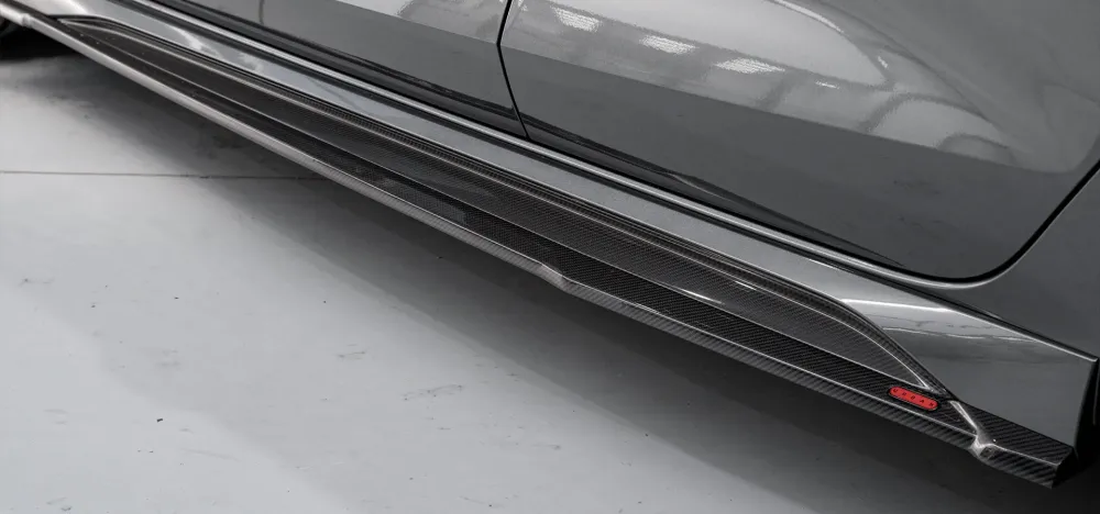 Urban Automotive karbonowe przedłużenia progów bocznych Audi RS3 8Y