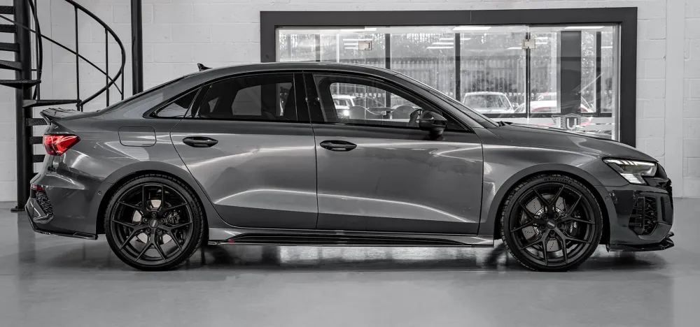 Urban Automotive karbonowe przedłużenia progów bocznych Audi RS3 8Y
